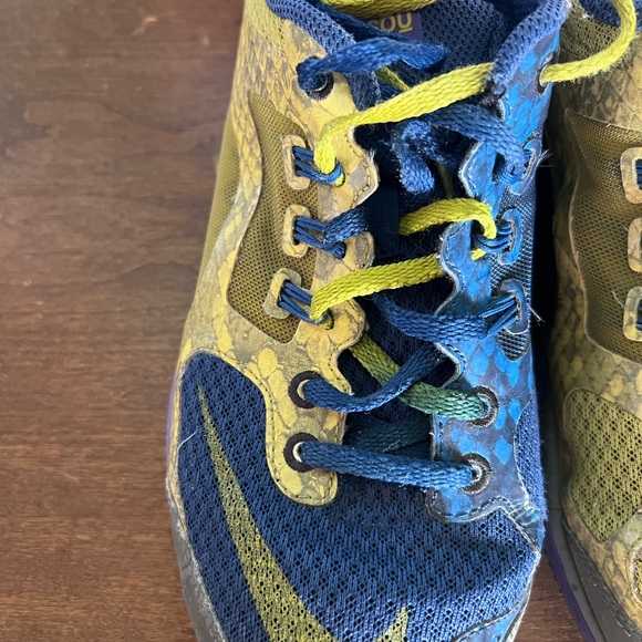 Women’s Nike two tone athletic shoe - Picture 5 of 7